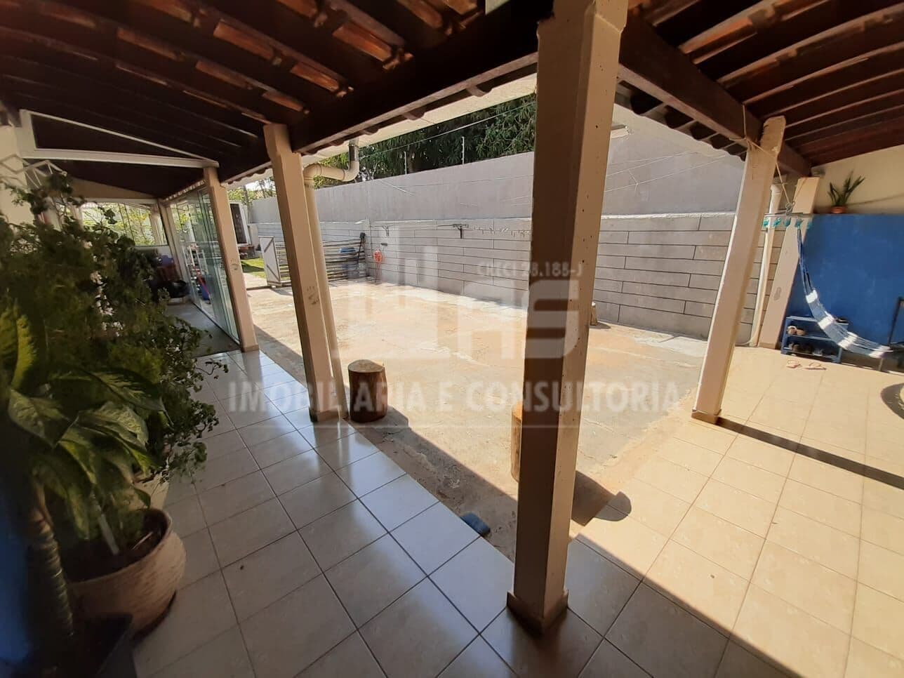 Casa à venda contendo 3 quartos.