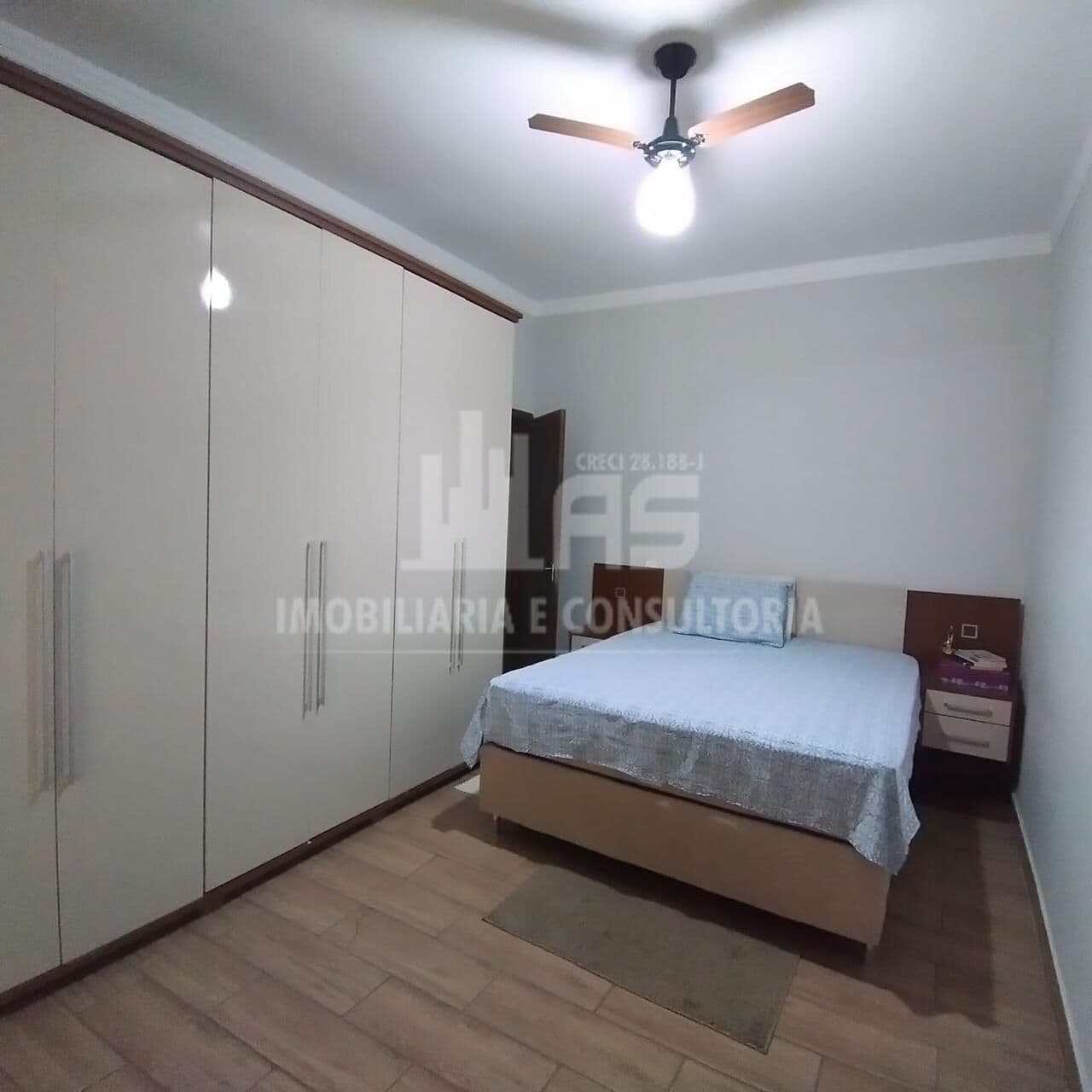 Casa com parte comercial com 3 Quartos e 2 Banheiros.