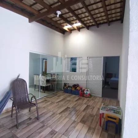 Casa com parte comercial com 3 Quartos e 2 Banheiros.