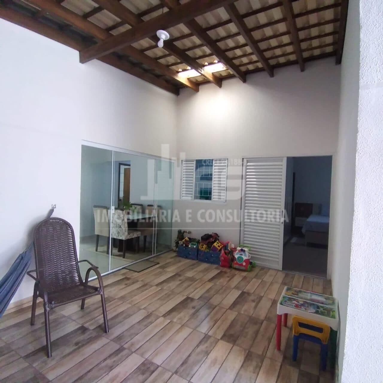 Casa com parte comercial com 3 Quartos e 2 Banheiros.