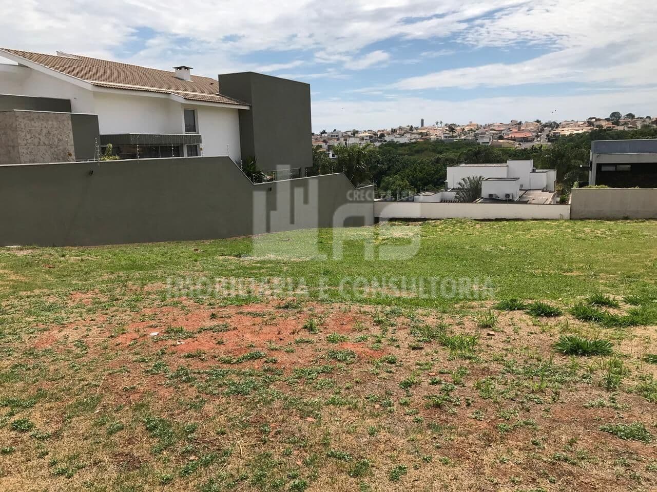 Terreno à venda no condomínio Pedra Verde.