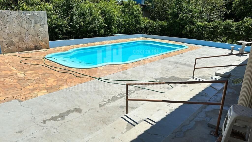 Chácara com 3 Quartos e 2 Banheiros.
