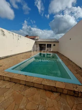Casa à venda contendo 3 quartos sendo 2 suítes no Jardim Marília.