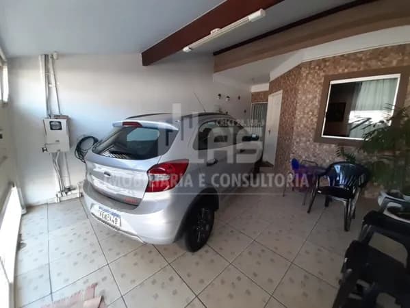 Casa à venda contendo 3 quartos sendo 1 suíte.