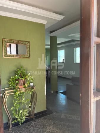 Casa à venda contendo 3 quartos sendo 2 suítes.