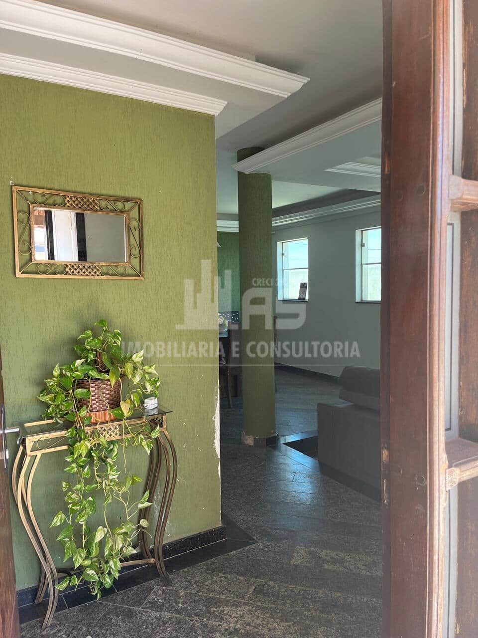 Casa à venda contendo 3 quartos sendo 2 suítes.
