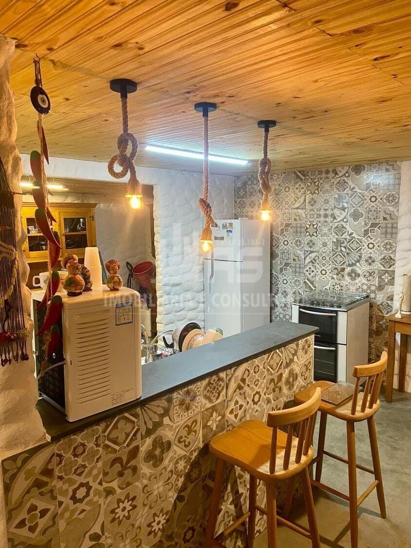 Casa à venda contendo 2 quartos sendo 1 suíte.