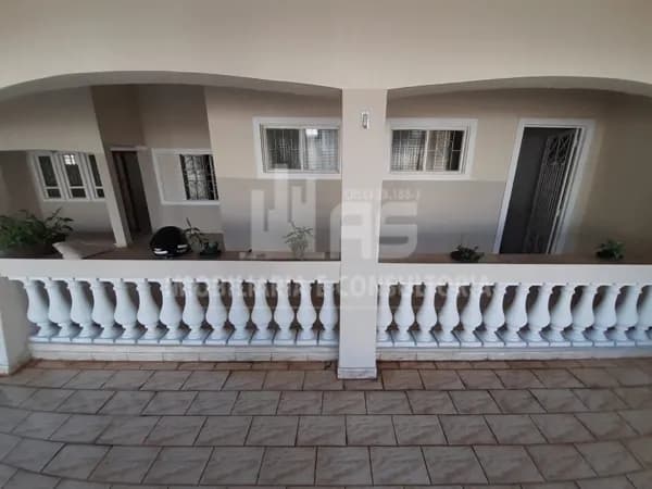 Casa à venda contendo 3 quartos sendo 1 suíte Jardim Aeroporto.