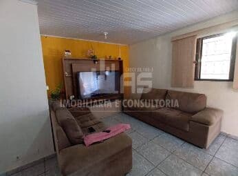 Casa à venda contendo 3 quartos.