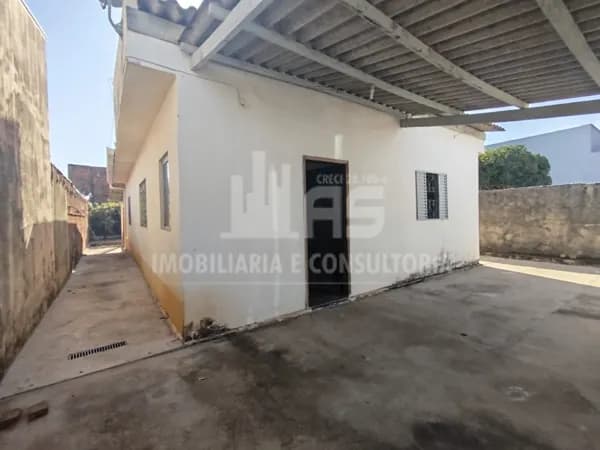 Casa à venda contendo 3 quartos.