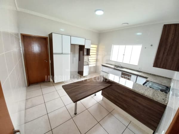 Casa a venda com 3 quartos, sendo 1 suíte, no Jardim Luciana!