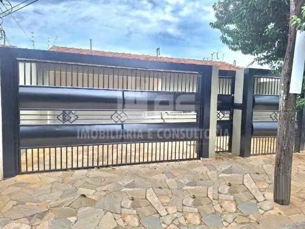 Casa a venda com 3 quartos sendo 1 suíte no bairro Costa e Silva