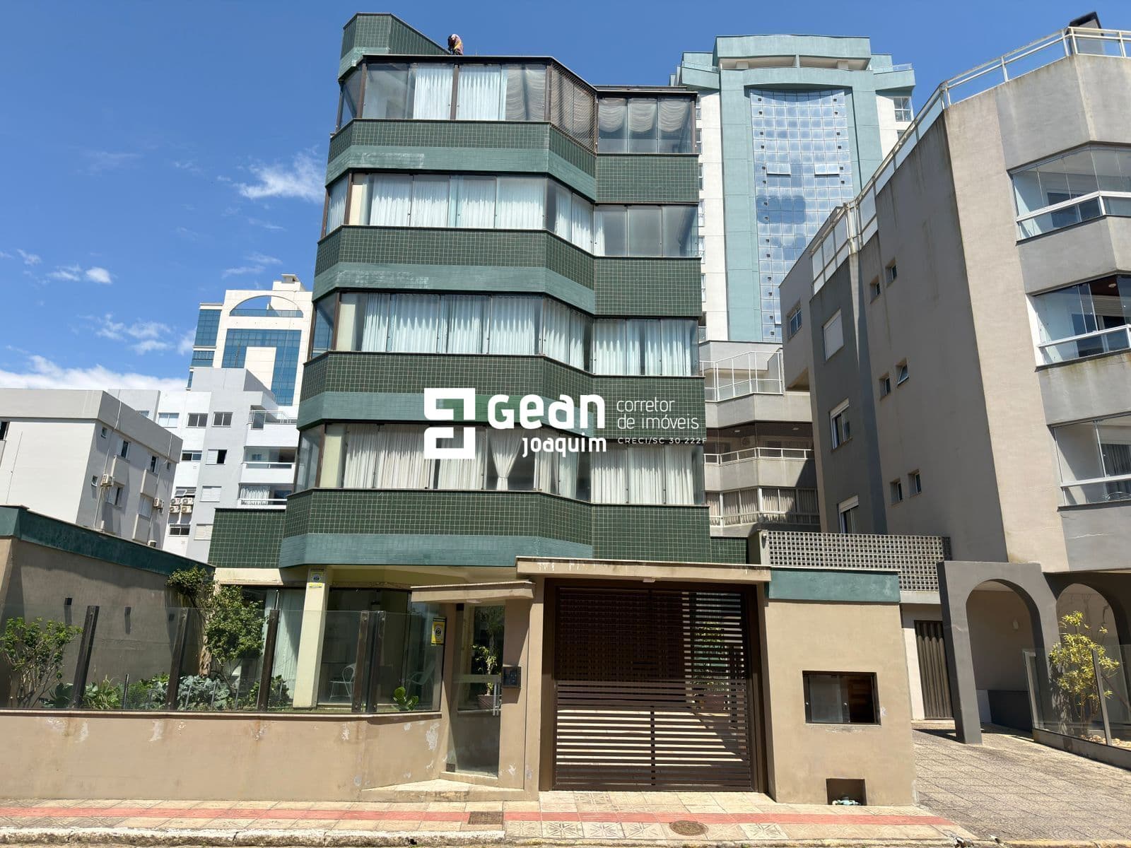 Apartamento no Mar Grosso em Laguna, 3 Suítes, 3 Vagas.
