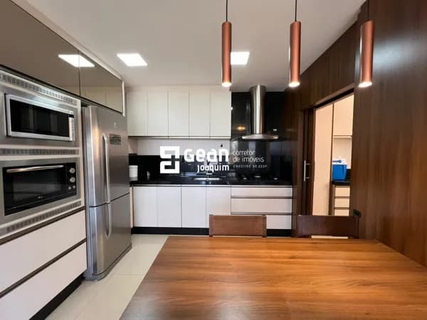 Apartamento em Laguna, Mar Grosso, 3 Suítes, 2 Vagas, Garden externo, Mobiliado.