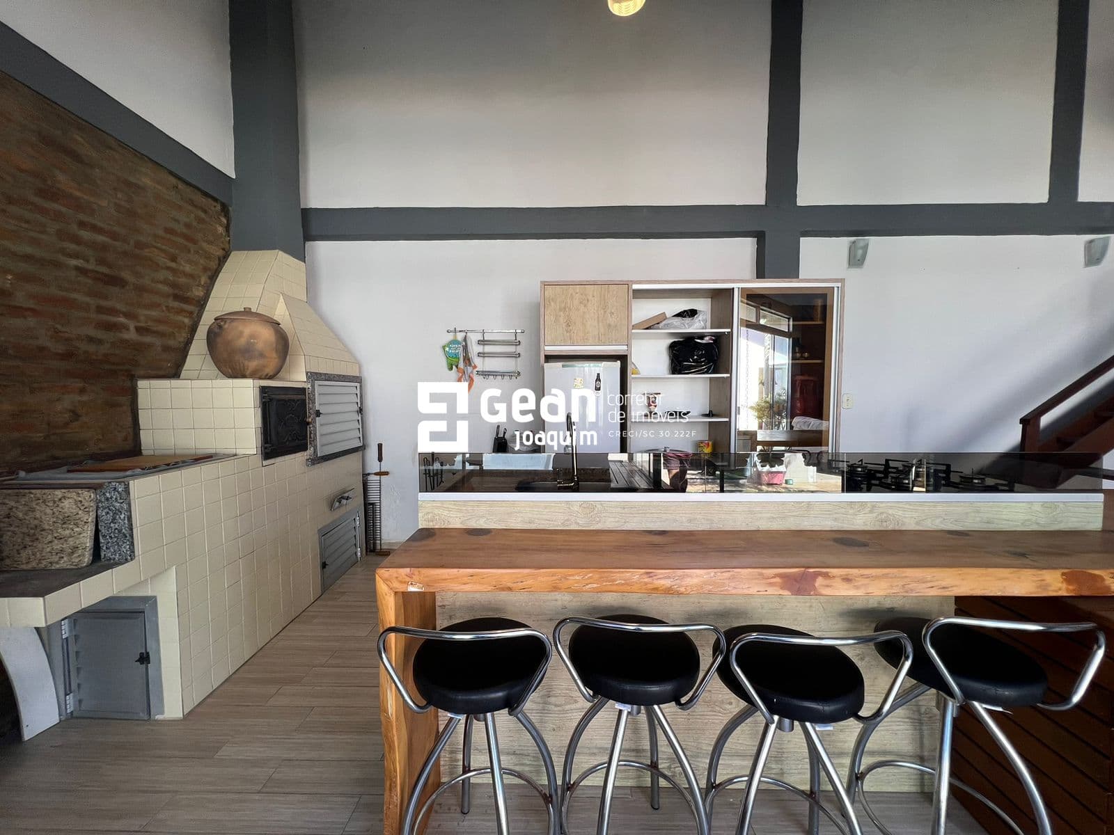 Casa em Laguna, 4 Quartos, 2 Vagas. Área Gourmet completa.