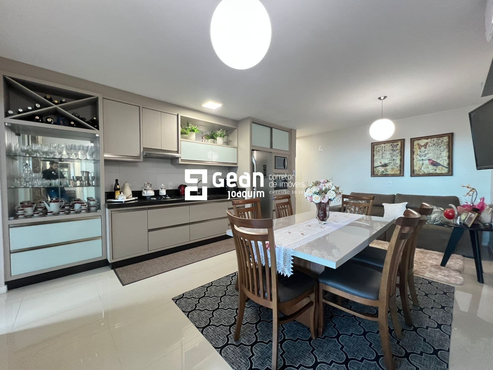 Apartamento mobiliado em Laguna, 2 quartos e 2 vagas.