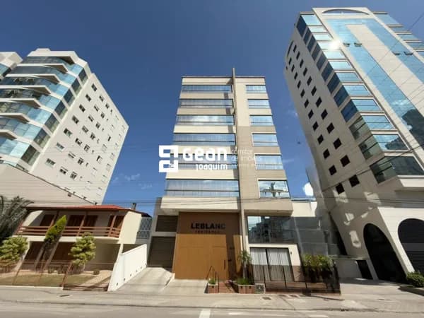 3 suítes e 2 vagas - mobiliado e com vista mar.