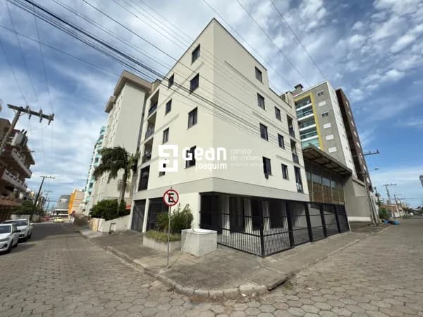 Apartamento no Mar Grosso, 2 quartos sendo 1 suíte. Esquina.
