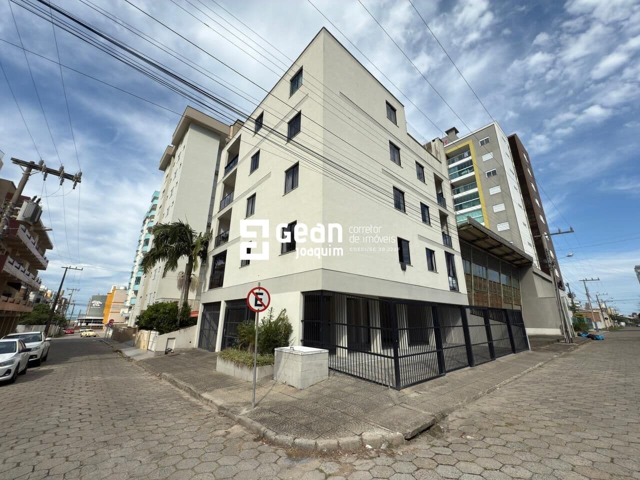 Apartamento no Mar Grosso, 2 quartos sendo 1 suíte. Esquina.