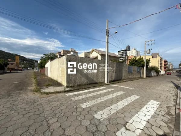 Terreno no Mar Grosso com potencial para edifíco multi familiar.