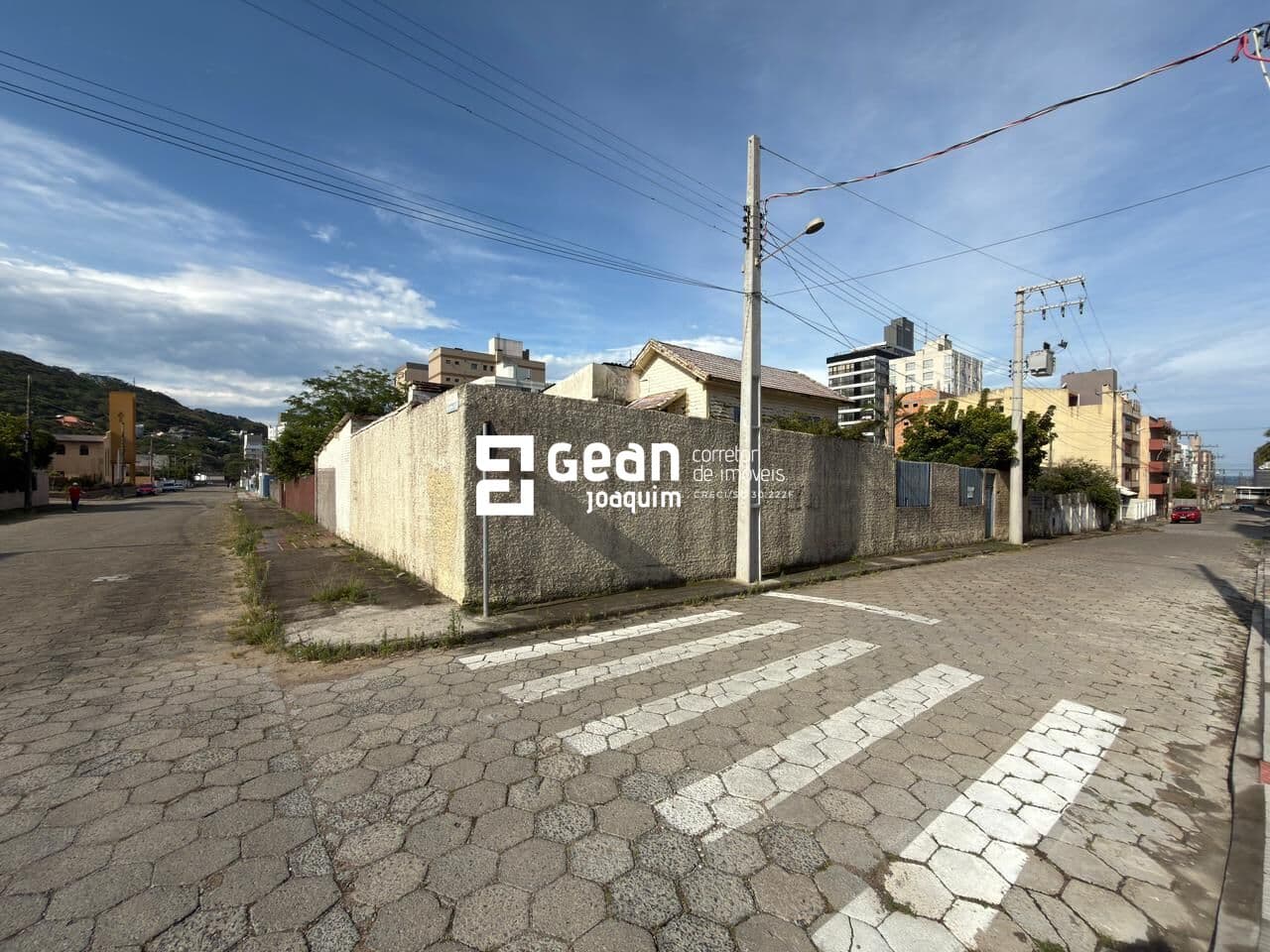 Terreno no Mar Grosso com potencial para edifíco multi familiar.