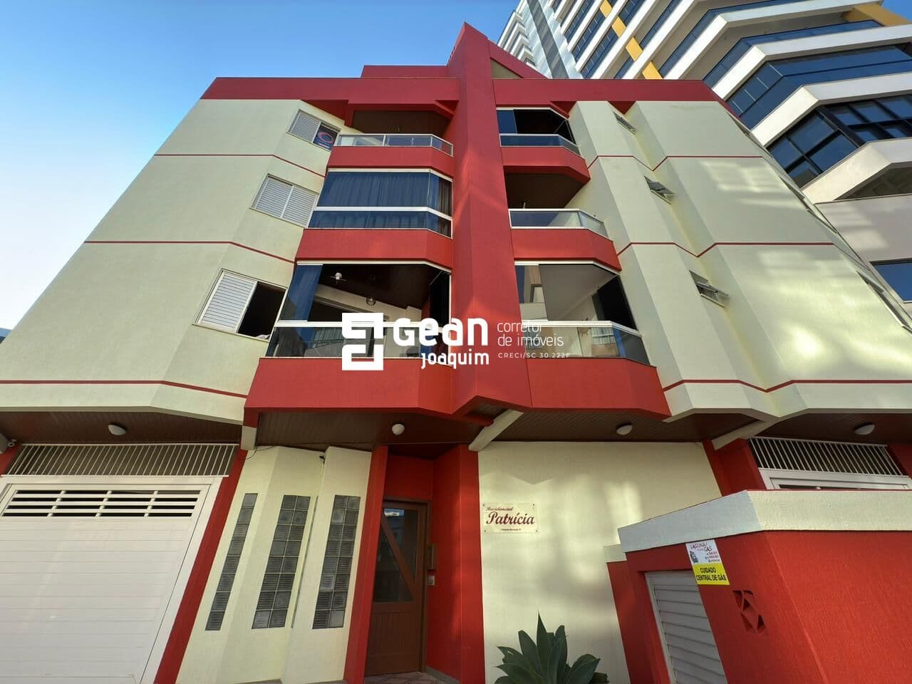 Apartamento em Laguna, Mar Grosso, 2 Quartos, Sacada com churrasqueira de frente.