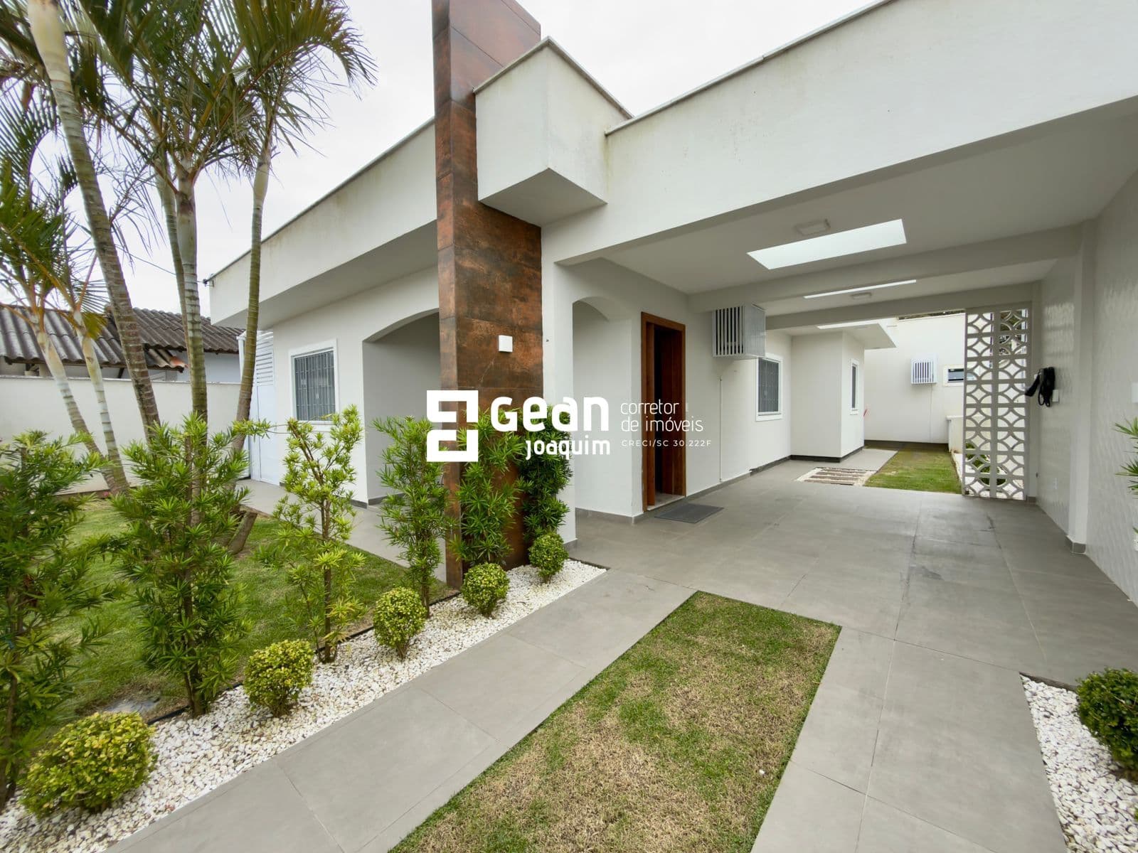 Casa de 3 Quartos com Área Gourmet e Piscina.