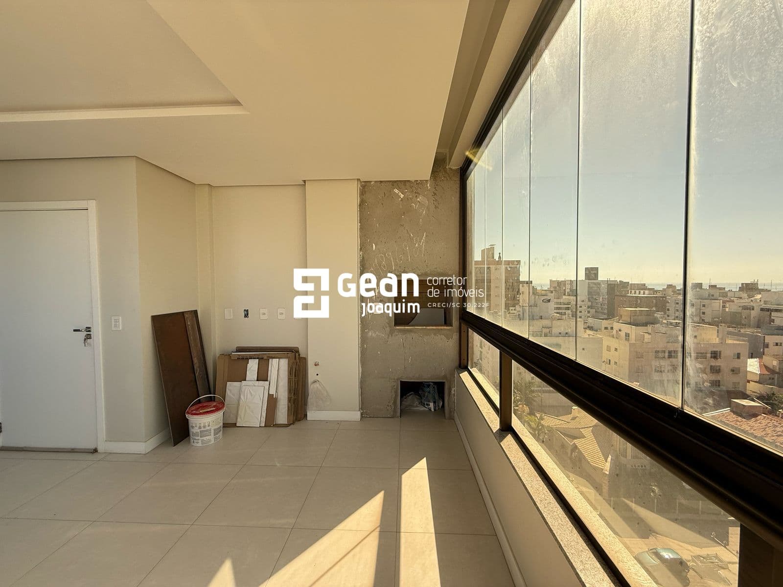 Apartamento de 3 Suítes, Lavabo e 3 Vagas na Garagem. Mar Grosso, Laguna.