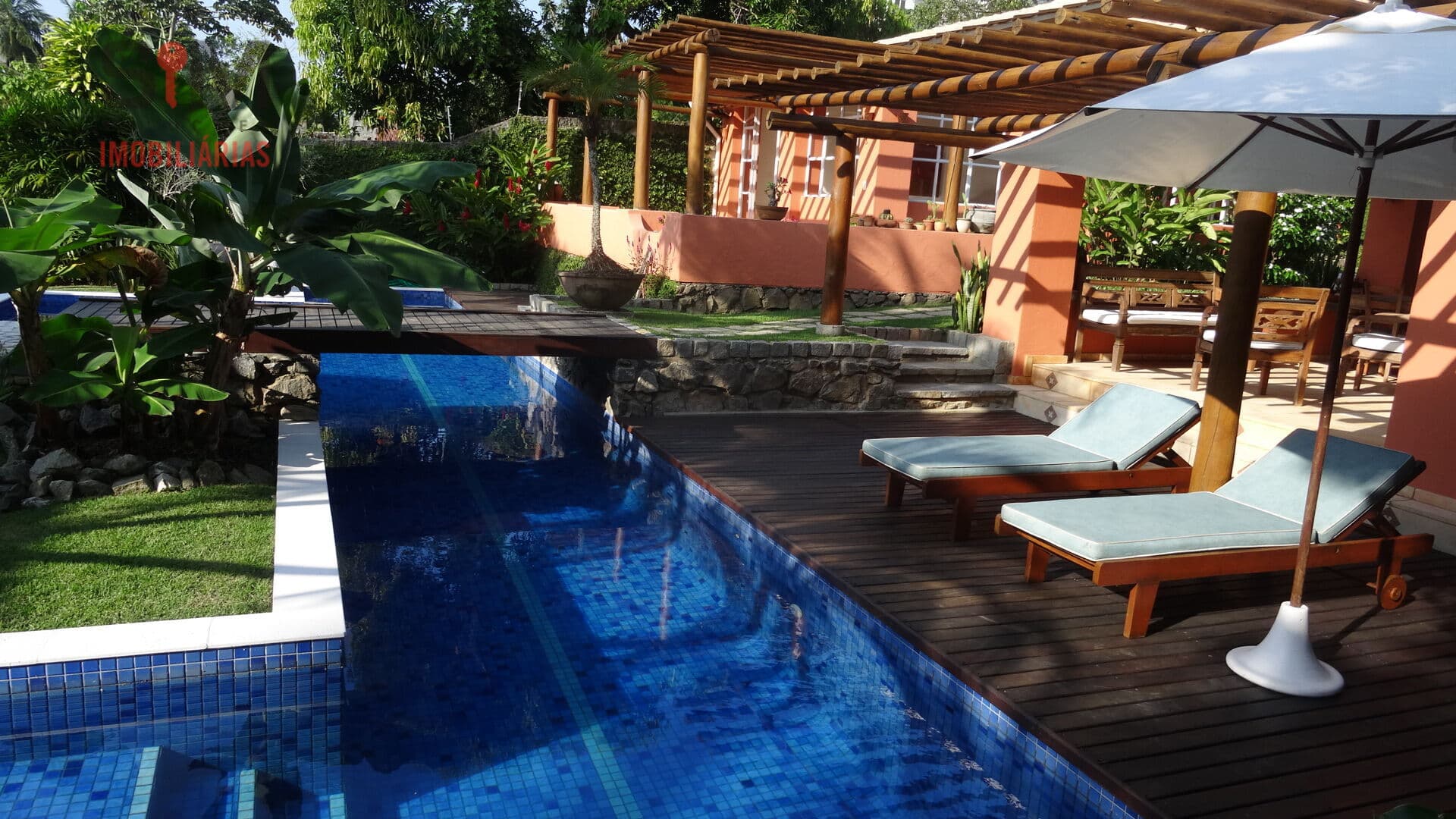 Casa de 5 quartos (4 suítes) com 400 m² em terreno de 1.100 m², piscina com raia, área gourmet, estudio independente de 50m² a venda em Lauro de Freitas