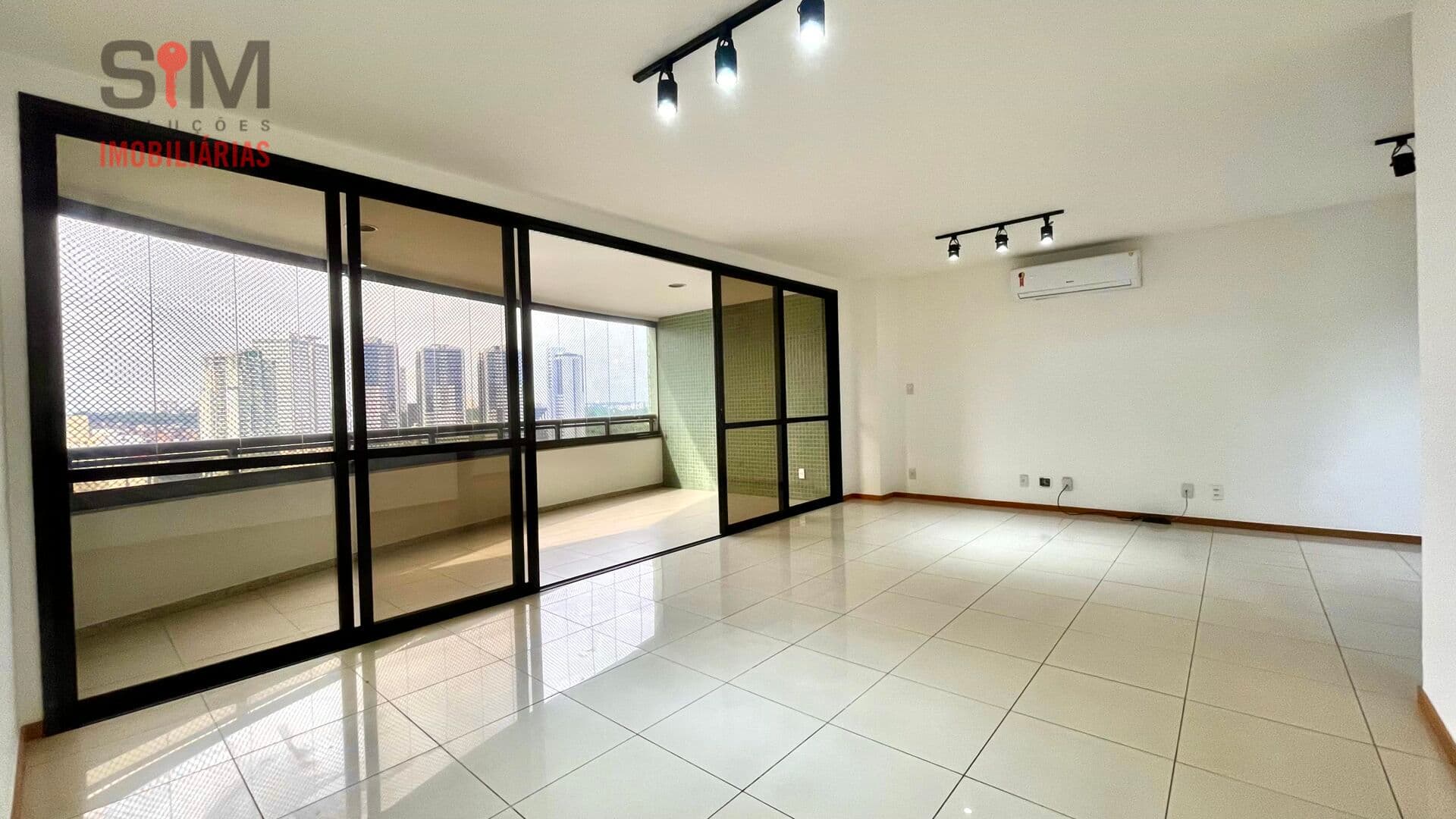 Apartamento de 4 dormitórios (2 suítes sendo 1 com closet), 179m2, armários, 4 vagas no bairro Aquarius, Ed. Ícone em Salvador / BA