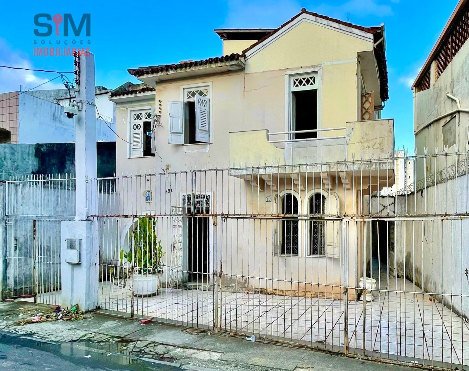Casa triplex com estacionamento, a venda no bairro da Saude em Salvador / BA