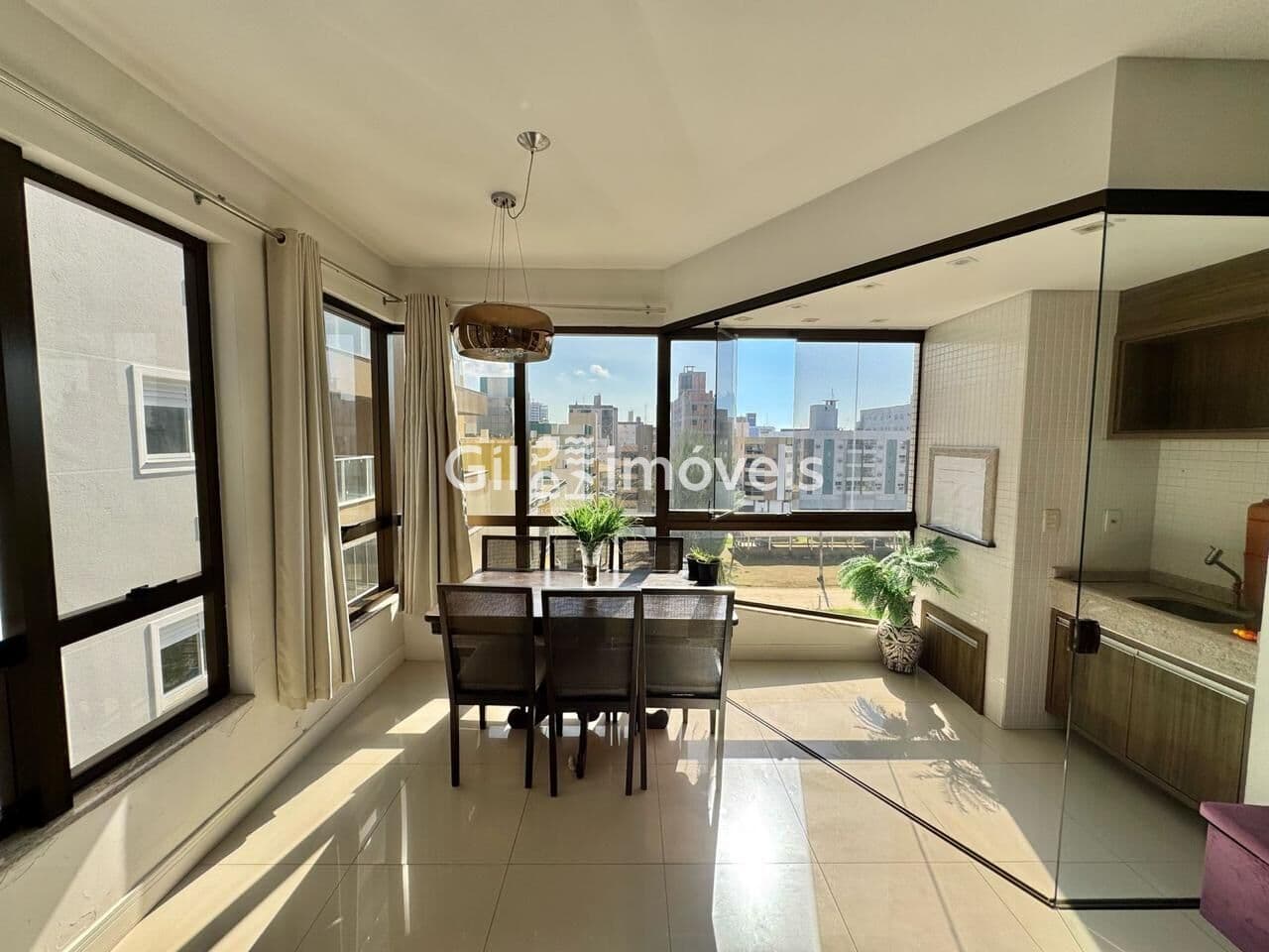 Apartamento com vista para a Praça.