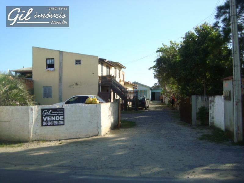 Terreno grande com casas