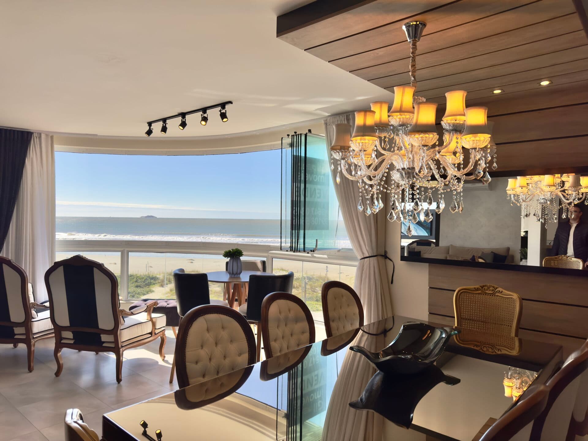 Beira-mar, Vista Permanente e Sofisticação em Cada Detalhe