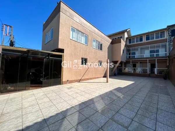 Imóvel com 2 casas no terreno.