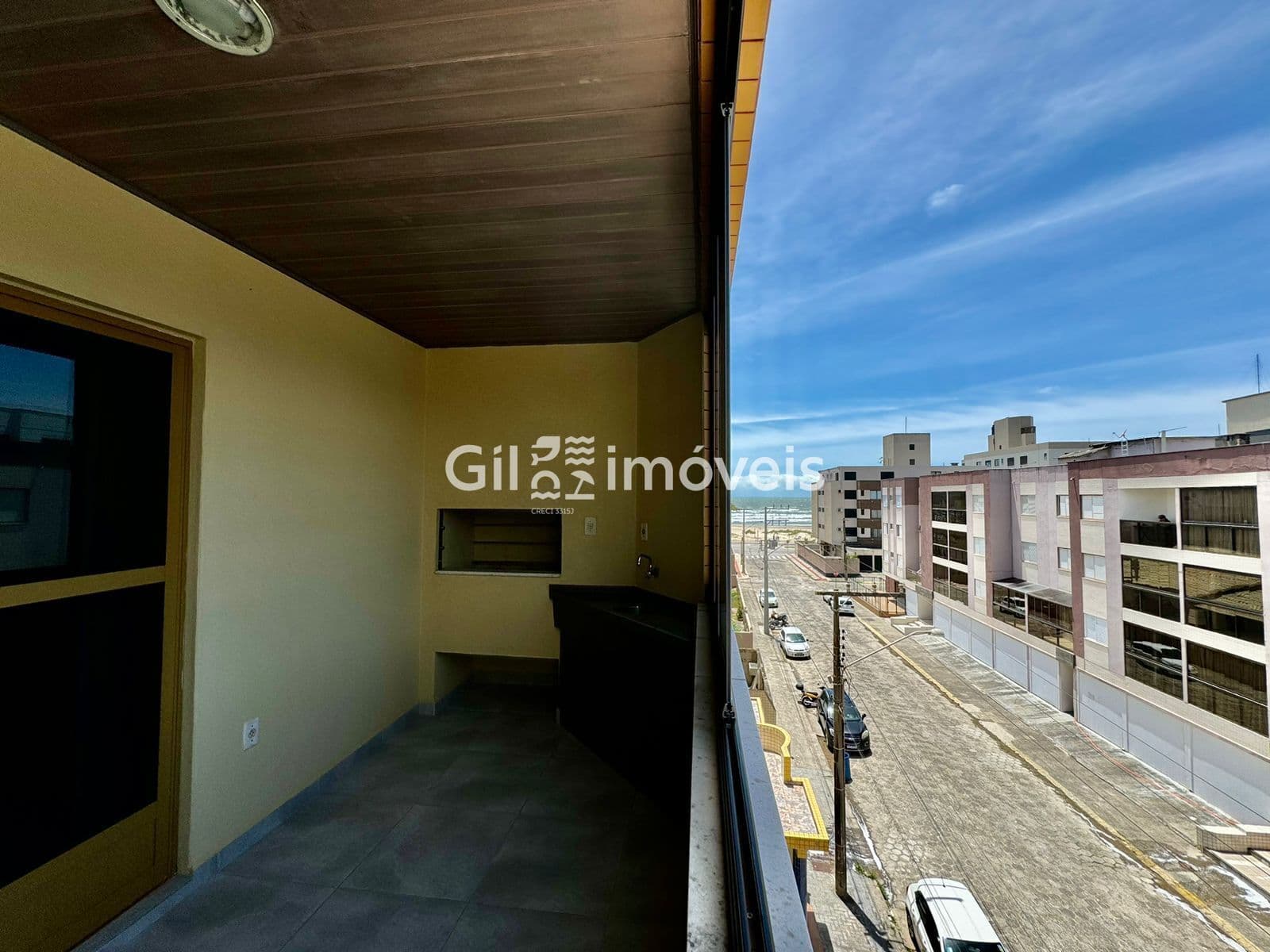 Amplo apartamento a poucos passos do mar.