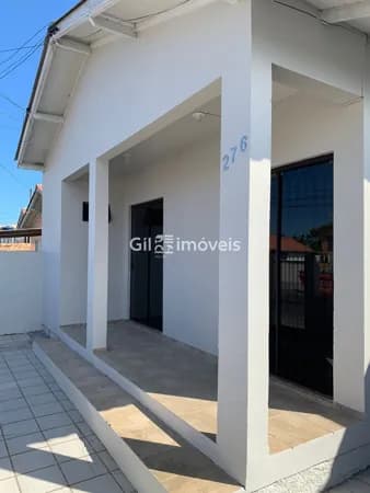 Casa com sala comercial e edícula.