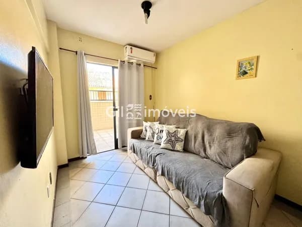Apartamento com ampla sacada térrea e churrasqueira à carvão.