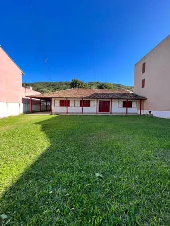 Casa com grande quintal.