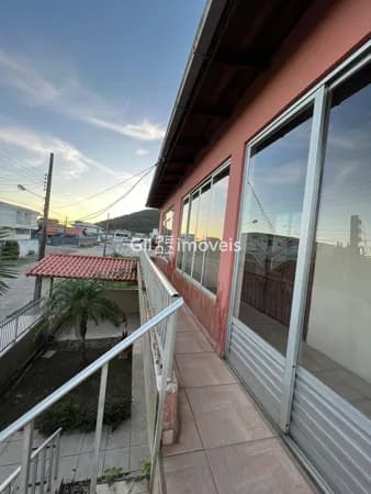 Casa com 6 dormitórios.