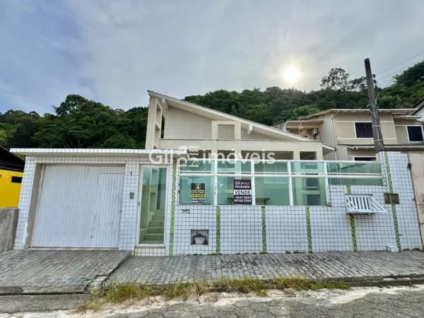 Oportunidade única: duas residências no mesmo terreno!