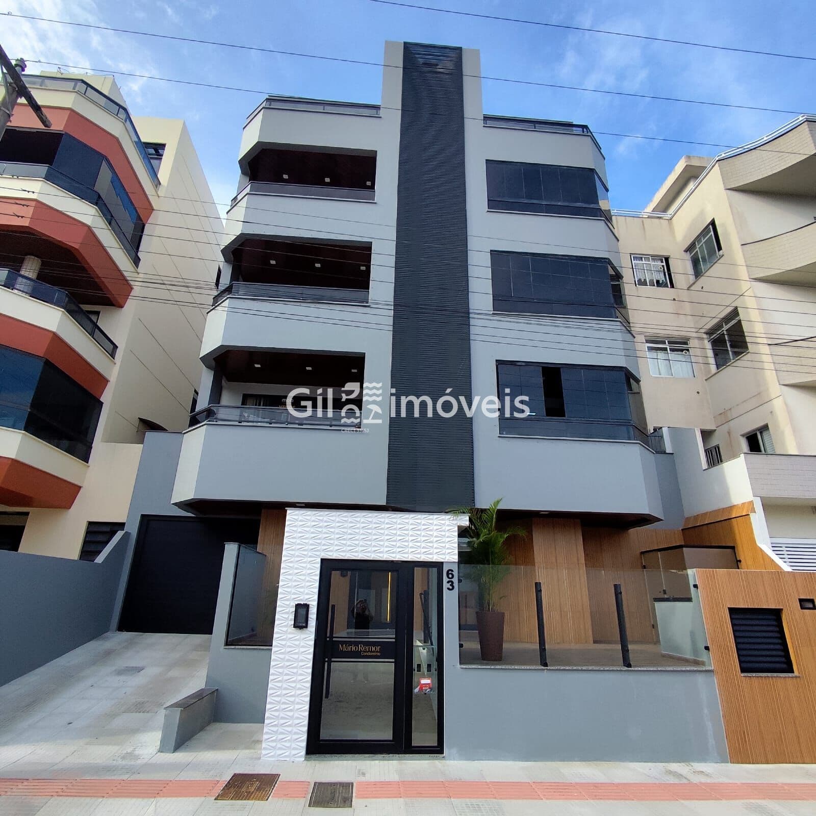 Amplo apartamento com vista permanente para o mar.