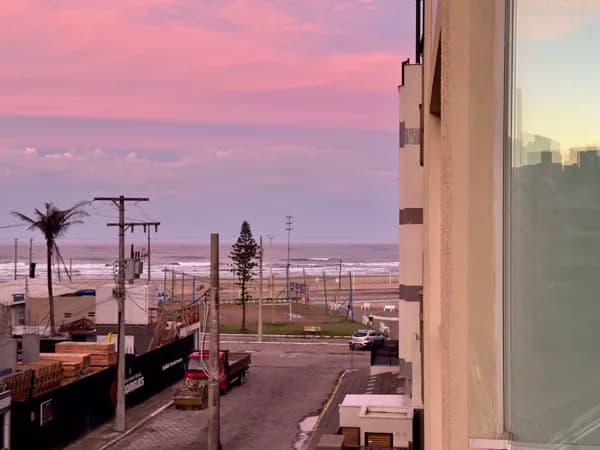 Apartamento reformado, com 4 dormitórios próximo ao mar.