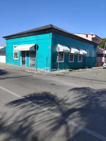 Casa com grande sala comercial.