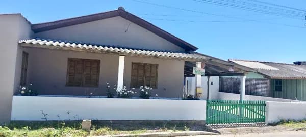 Uma casa única de frente para o Canal do Molhes da Barra.