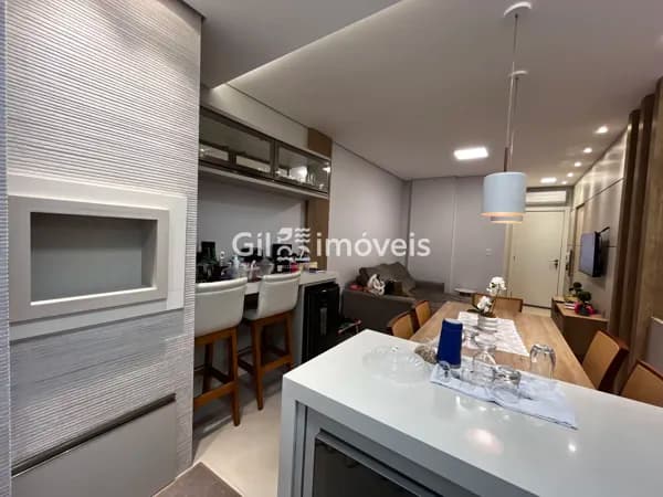 Apartamento mobiliado, com elevador e a 300m do mar.