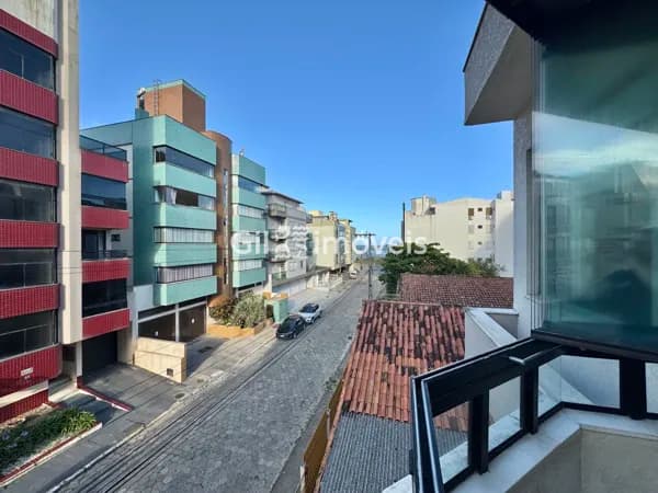 Apartamento a poucos passos do mar.