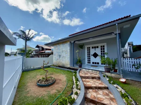 Casa completa com potencial de ampliação e espaço de lazer independente