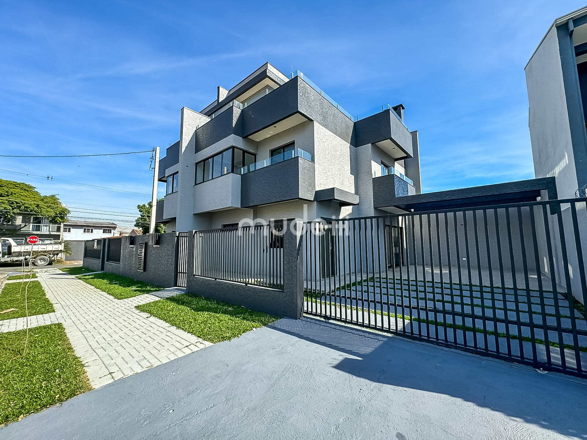 Sobrado triplex no Monte Líbano