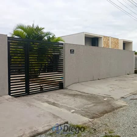 Casa à Venda no Balneário Gaivotas – Piscina, Quintal Amplo e Perto do Mar!